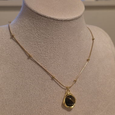 Collier en pierre doré