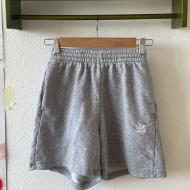 Pantaloncini adidas grigi