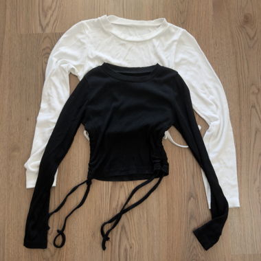 Top corto a maniche lunghe con arricciatura
