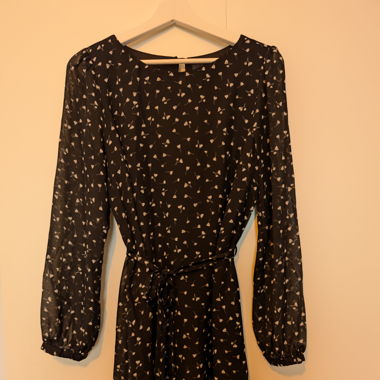 Schwarzes Kleid mit weissem Muster