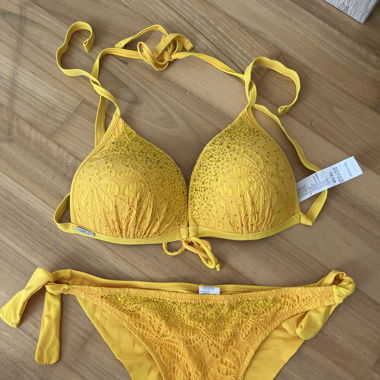 Gelber Bikini