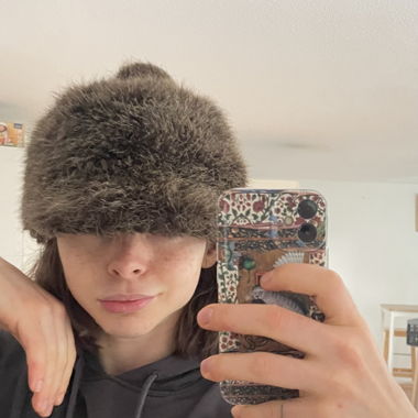 Cappello in pelliccia sintetica marrone per l'inverno
