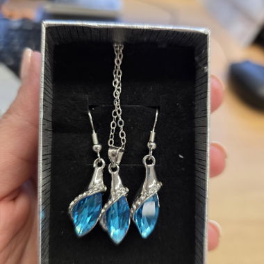 Set con Collana e Orecchini con Pietre Blu