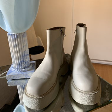 Bottines en cuir beige de COS