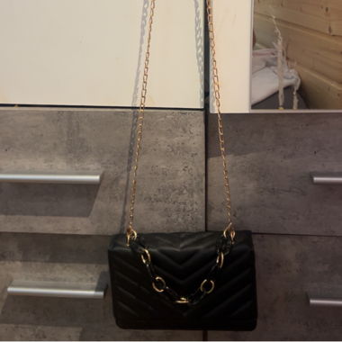 Borsa a tracolla nera con catena