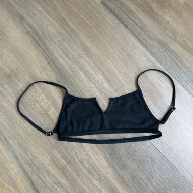 Top bikini nero con schiena scoperta