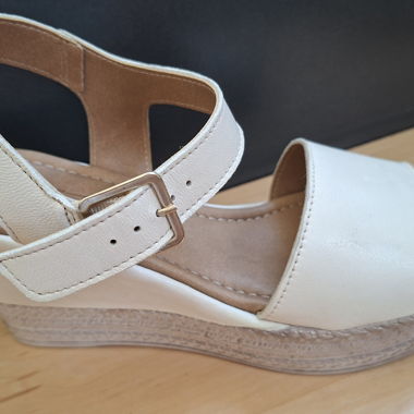 Sandali con zeppa beige