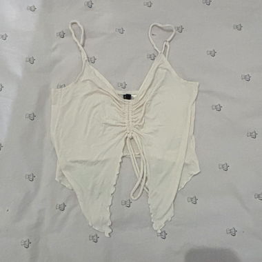 Top corto bianco arricciato con laccio frontale