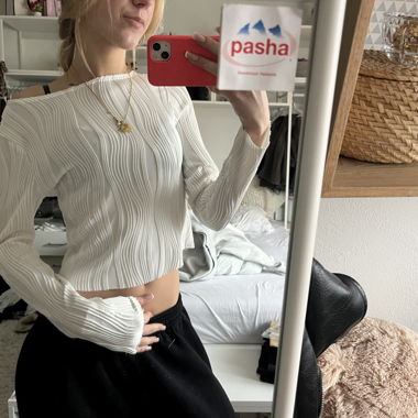 Weisses plissiertes Langarm-Shirt