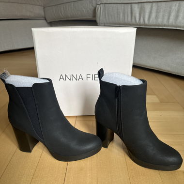 High Heeled Boots