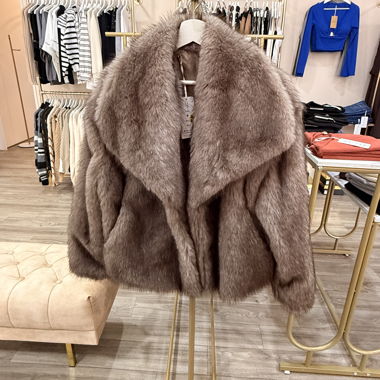 Giacca corta in ecopelliccia beige
