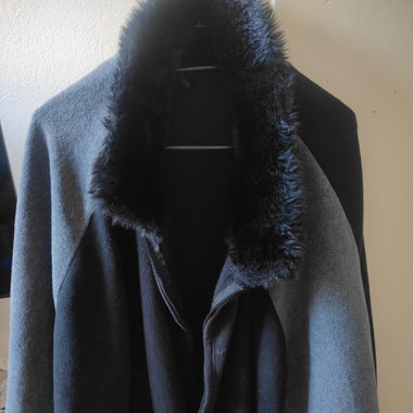 Veste style pancho avec fourrure synthétique noire