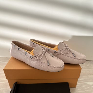 Tod’s mocassins en daim rose,état neuf,taille 38,5