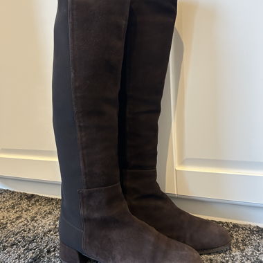 Braune kniehohe Wildlederstiefel