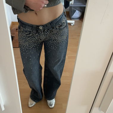 Urban Outfitters Jeans mit niedriger Taille mit Strass