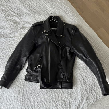 Veste de motard en cuir noir