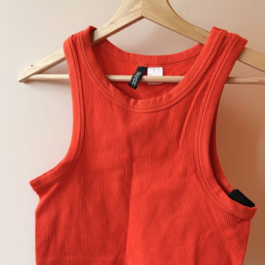 Top corto rosso a coste