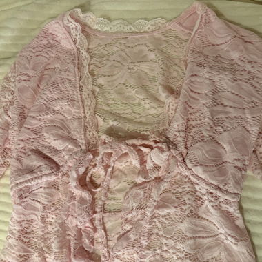 Pinke Spitzenbluse mit Bindeband