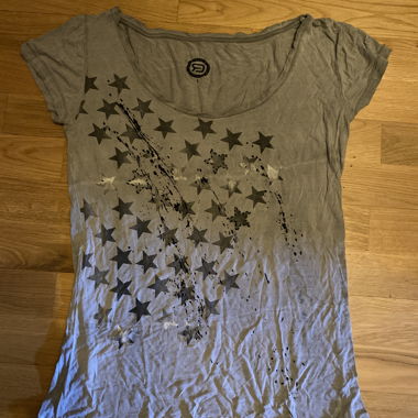Graues Damen T-Shirt mit Sternen von RED by EMP