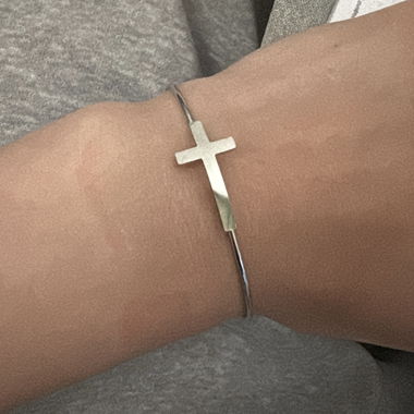 Bracciale rigido con croce argentata