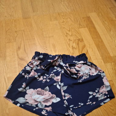 Lockere schwarze Hose und Blumenhose 
