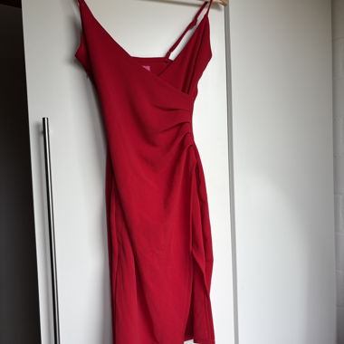 Abito rosso con bretelle sottili