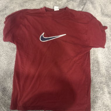 T-shirt Nike rosso con Swoosh