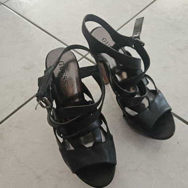 GUESS schwarze Sandalen