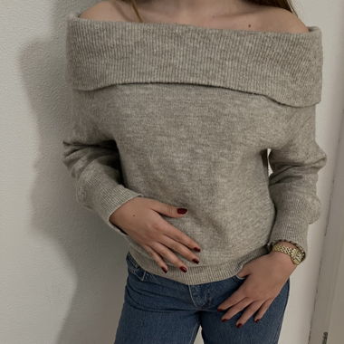 Off-shoulder knit sweater 