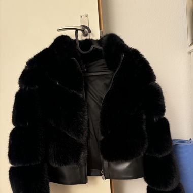 Jacke aus VEGANEM fell
