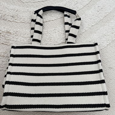 Schwarz-weisser gestreifter Shopper