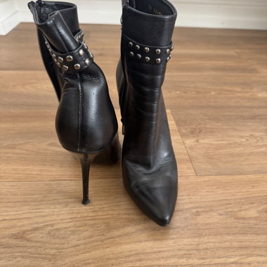 High-heel boots