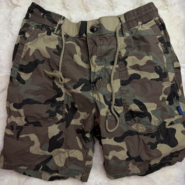 Short camouflage cargo shorts