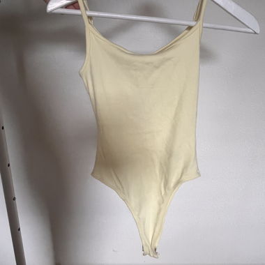 Body giallo chiaro con spalline sottili