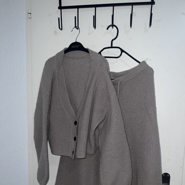 Zweiteiliges Set Cardigan und Hose
