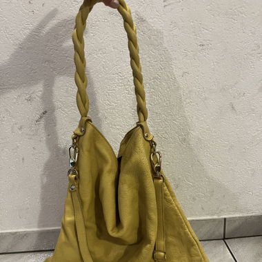 Große gelbe Tasche