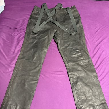 Pantalone in pelle con bretelle