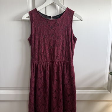 Bordeaux Spitzenkleid