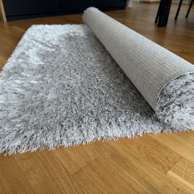 Grauer Hochflor-Teppich