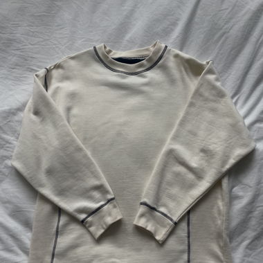 Beige-Weisser Pulli mit schwarzen Nähten