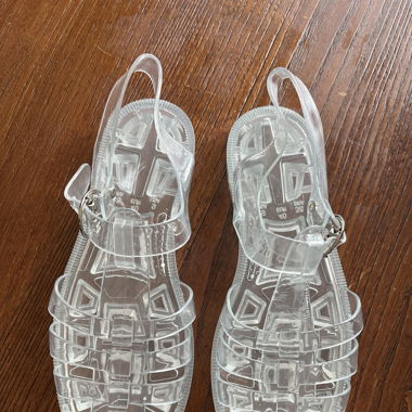 Trendige Plastikschuhe