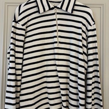 Arket Gestreifter Pullover mit Reissverschluss