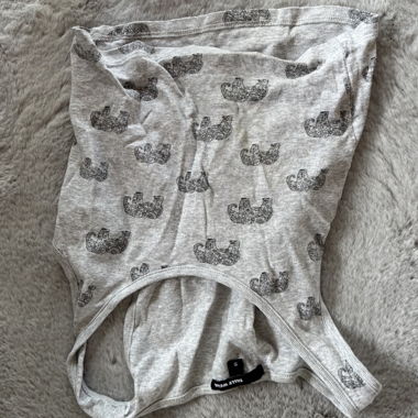Haut bébé gris avec motif