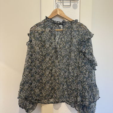 Blouse fleurie H&M, jamais utilisée.