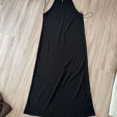 Long black sleeveless dress