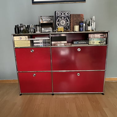 USM-Haller Sideboard in Rubinrot