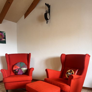 2 Fauteuils  1 Chaise  1 Repose pieds rétro 