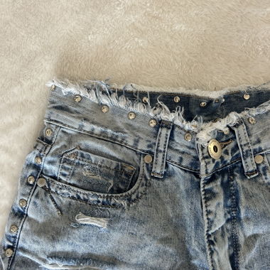 Jeansshorts mit Rissen und Nieten
