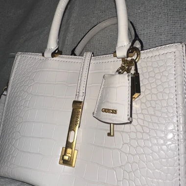 Borsa a mano Guess bianca effetto cocco
