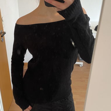 Schwarzer Carmen-Pullover 